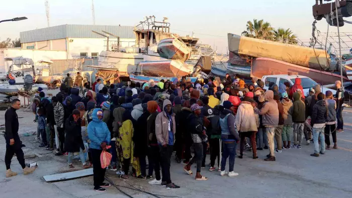 Migrant*innen wartet im Hafen von Sfax, nachdem sie von der tunesischen Küstenwache abgefangen wurden, als sie Ende April versuchten, das Mittelmeer nach Italien zu überqueren.